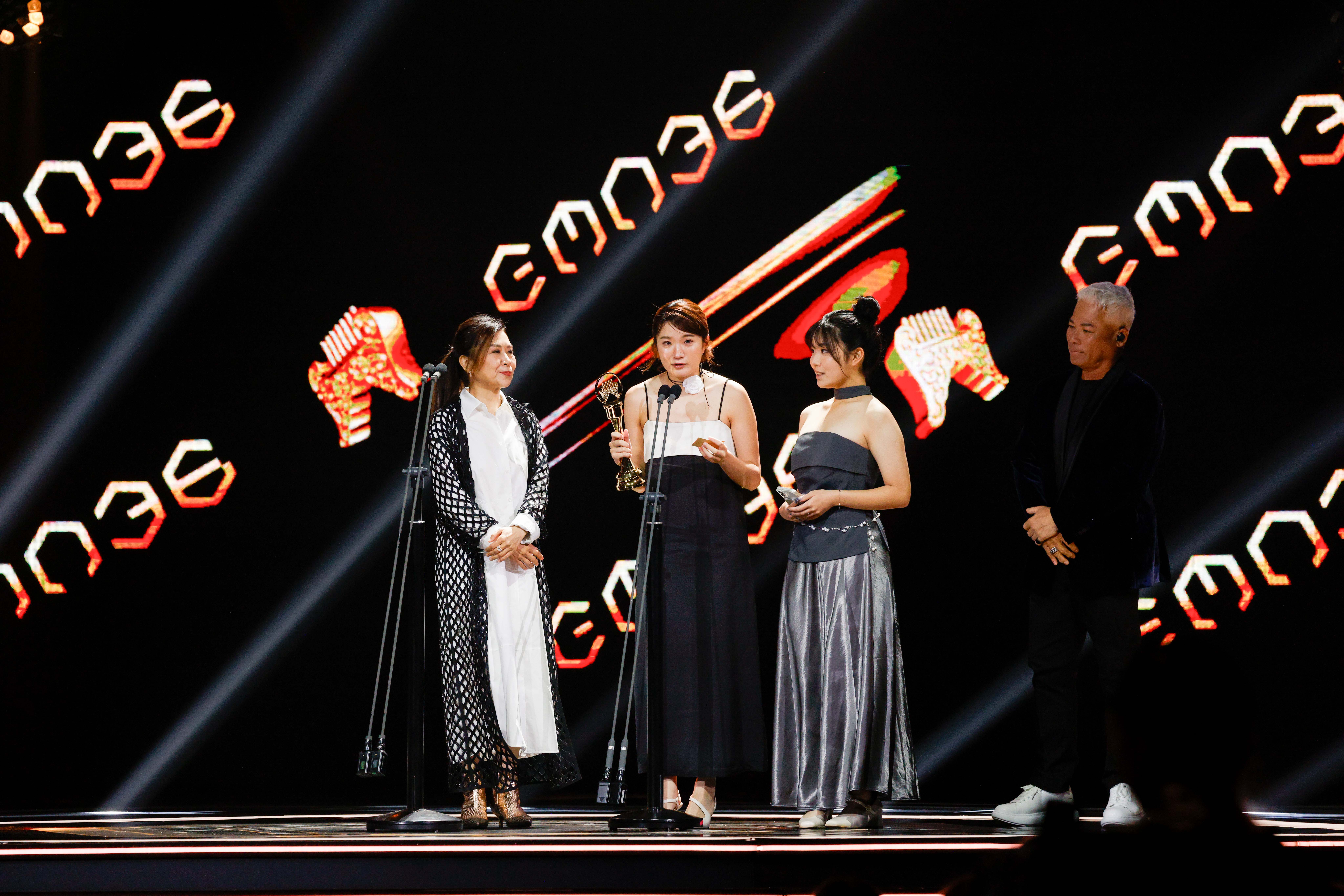 馬兆駿的妹妹馬毓芬（圖左）和兩個女兒馬永蒂（圖中）與馬永恩數算恩典。（圖/台視提供）