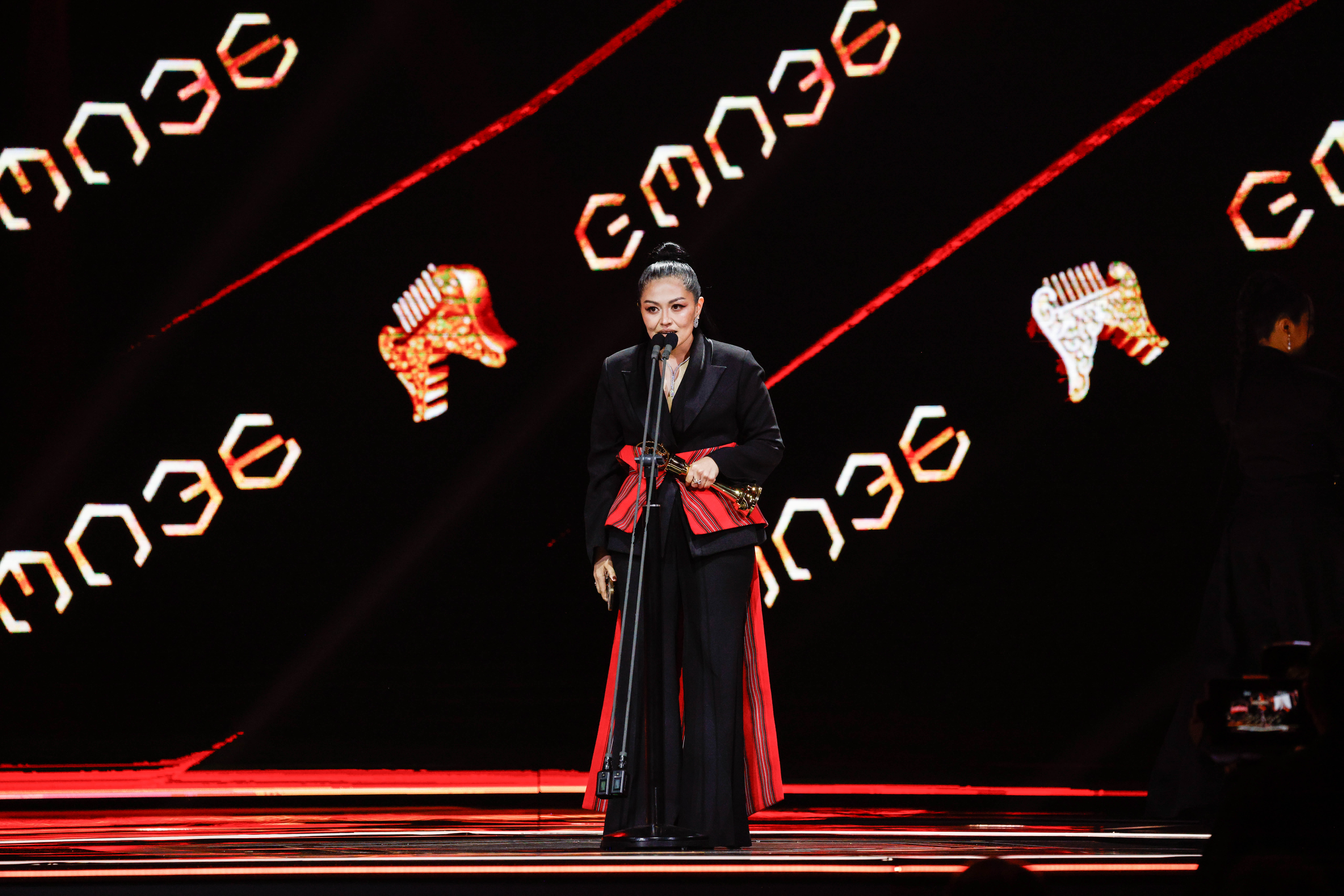 姑慕・巴紹領獎高聲頌讚主名。（圖/台視提供）