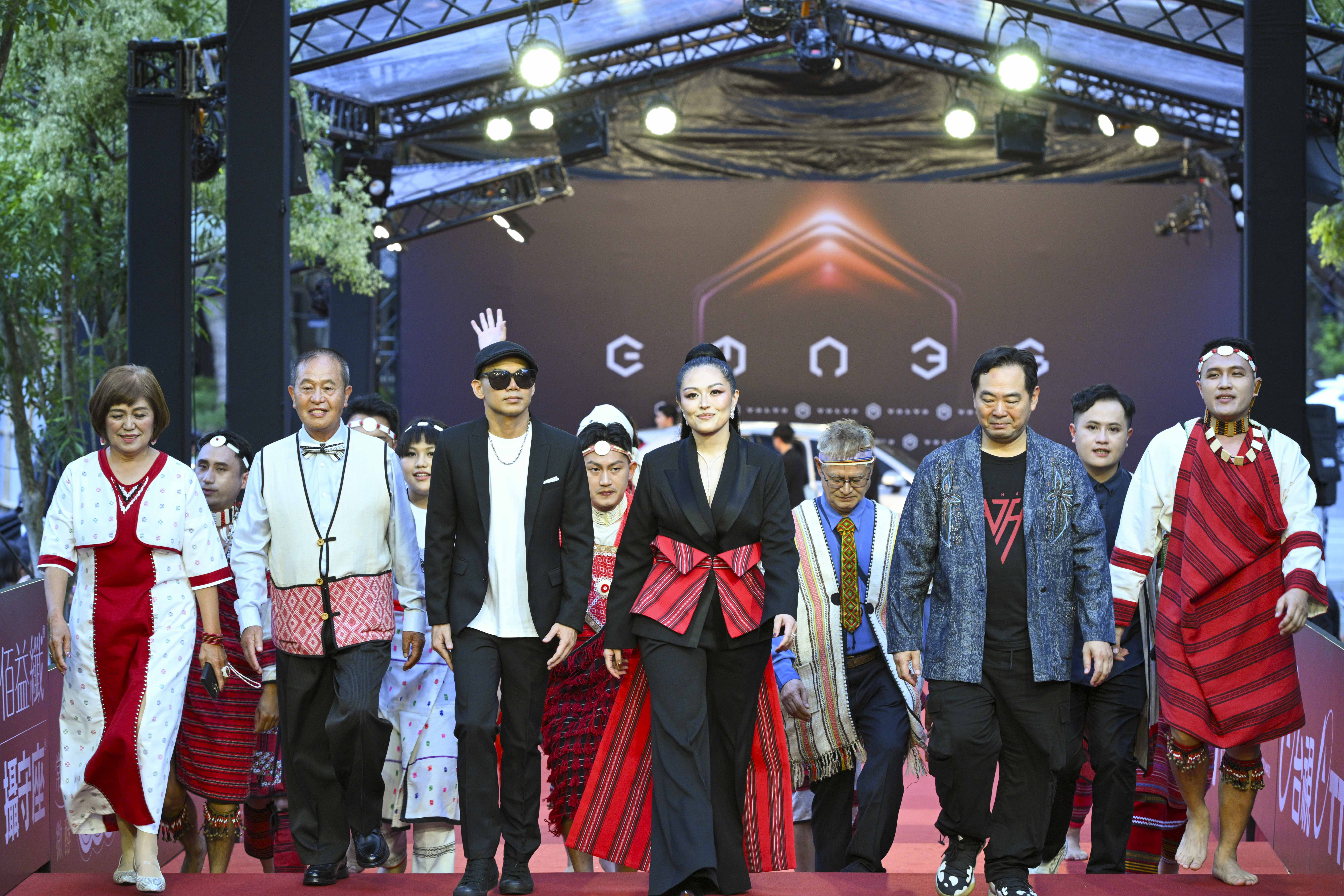 最佳原住民語歌手獎／Kumu Basaw 姑慕•巴紹 走星光大道。（圖/台視提供）