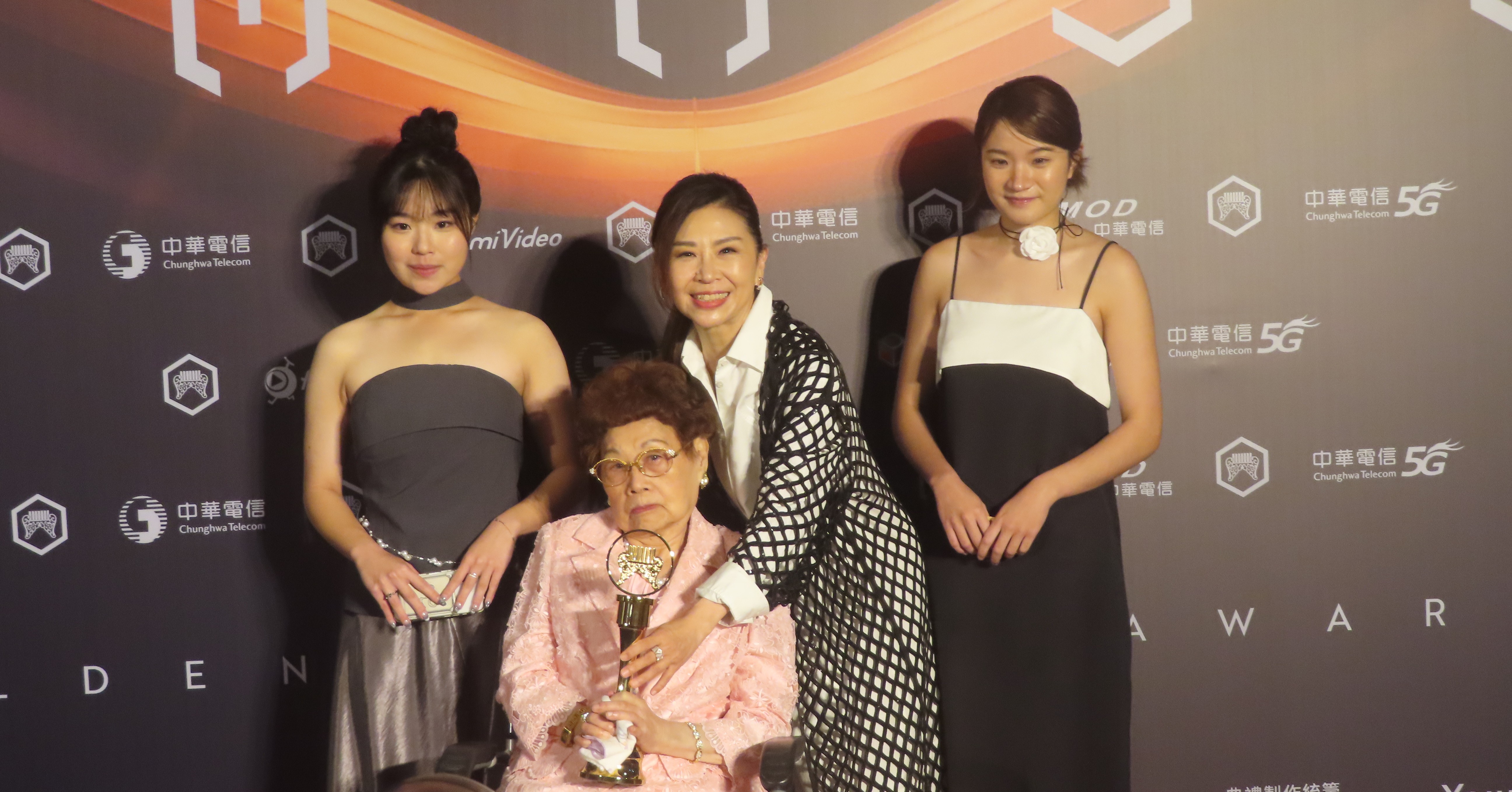 94歲的馬嬤嬤和馬兆駿的妹妹和女兒一同領獎。（圖/梁敬彥攝影）