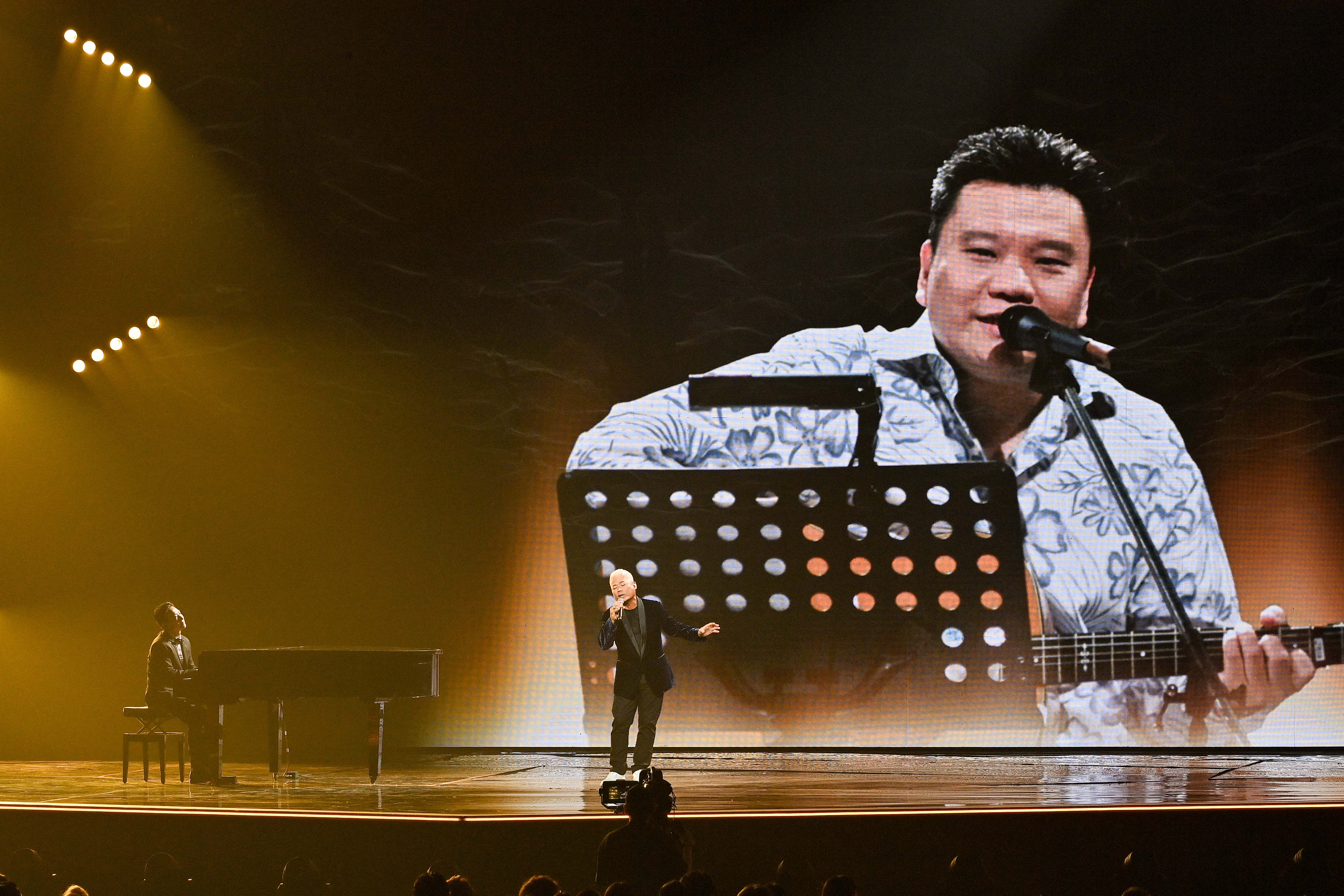 巫啟賢獻唱。（圖/台視提供）