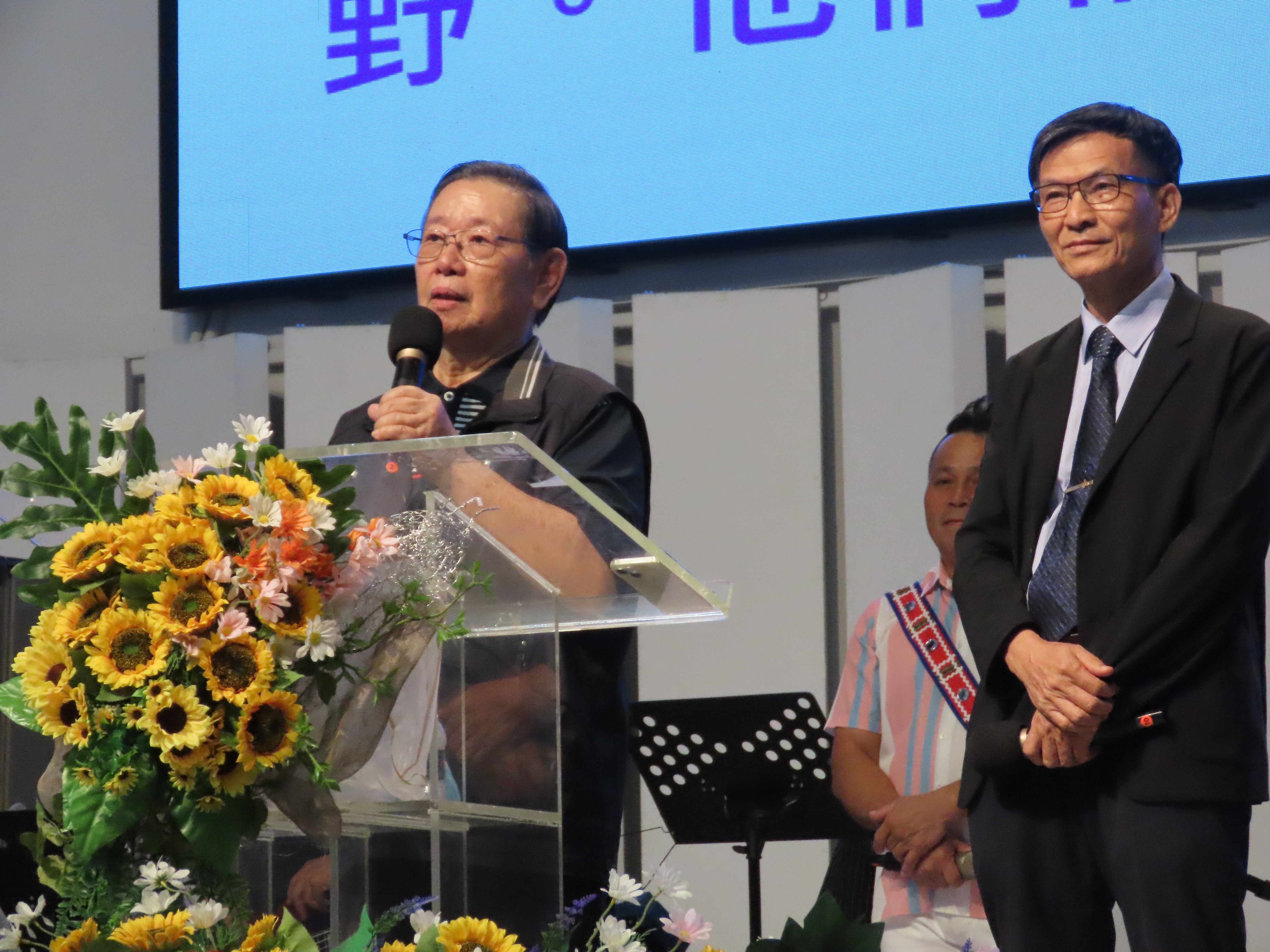 新婦神學院創辦人馮隆曦牧師和貴格會中心教會廖金河牧師。(圖/李容珍攝影)