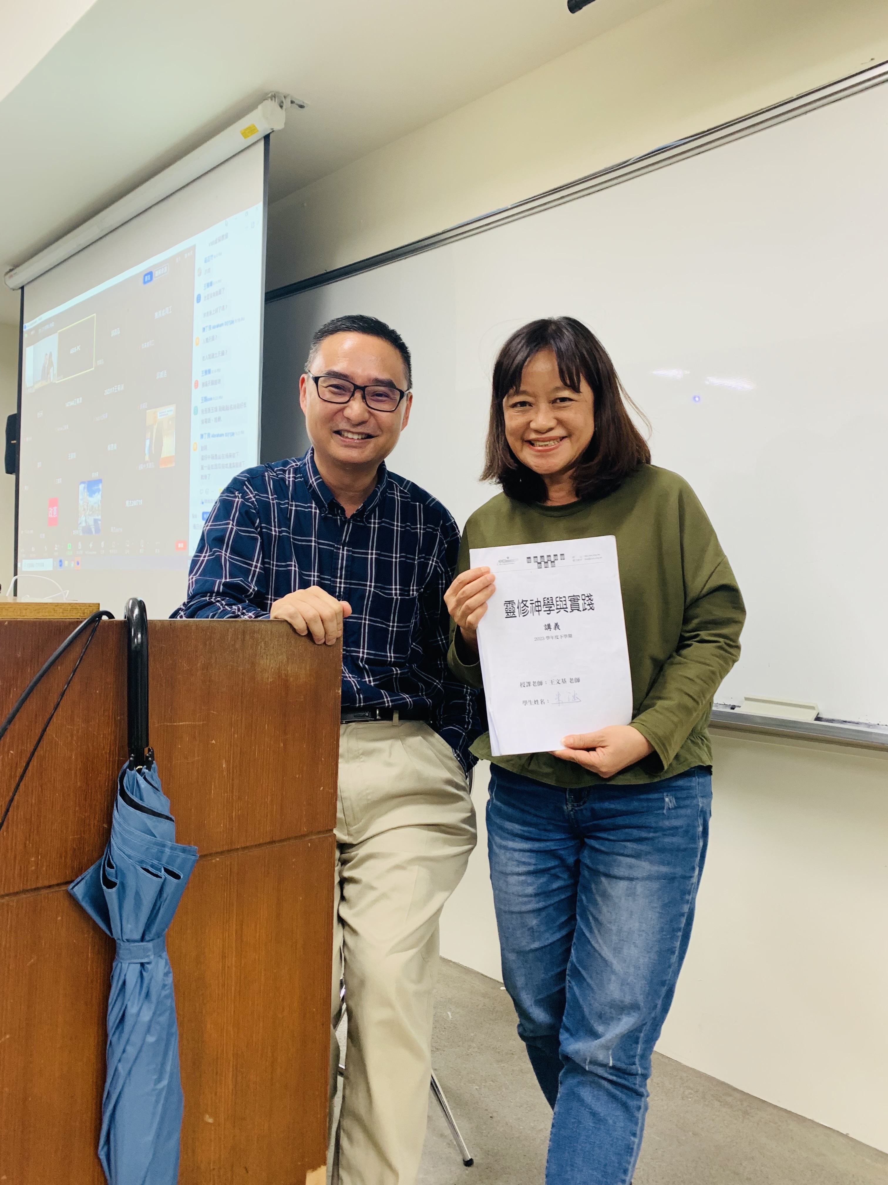朱涵與神學院老師合影。