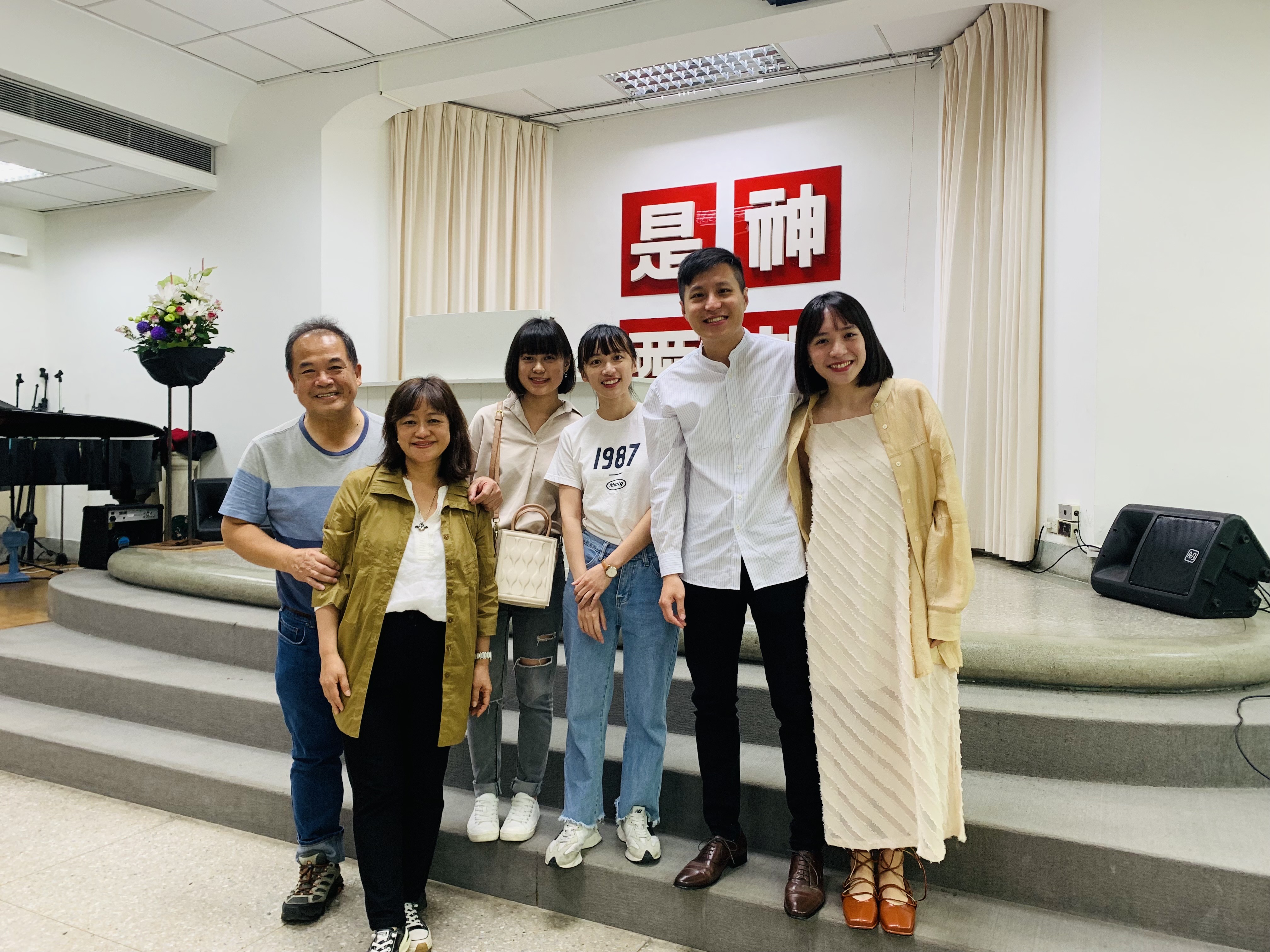 朱涵的兒子受洗全家在教會合影。