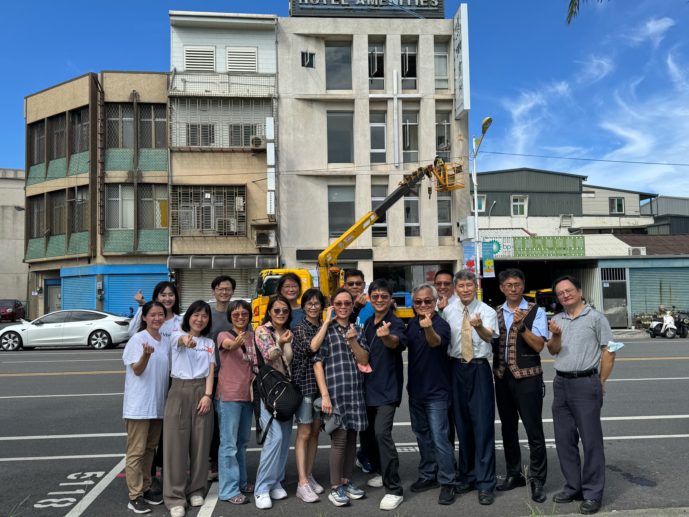 劉明足長老(前排左六)與牧者、弟兄姊妹合影。