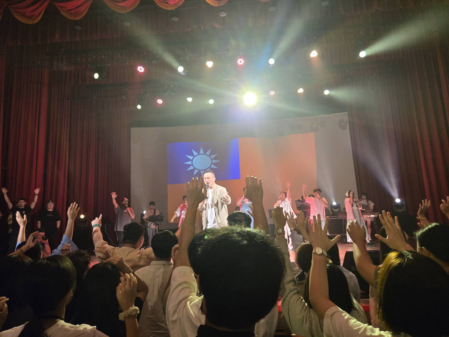 潘俊達牧師帶領年輕人為台灣的校園復興禱告。（圖/梁敬彥攝影）