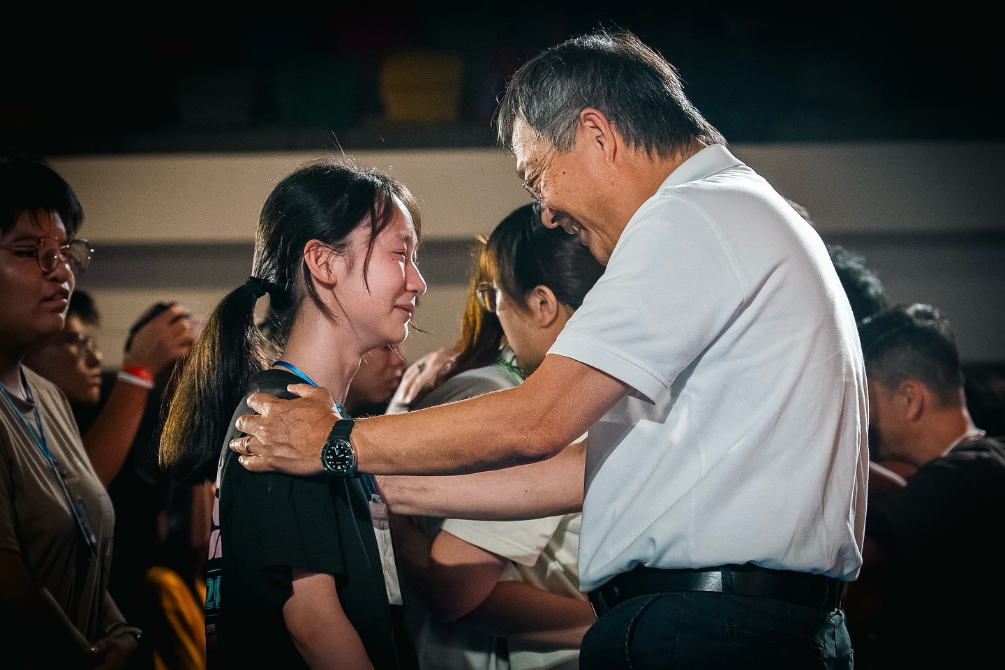 陳牧師位學員禱告。(翻攝自SHINE臉書)