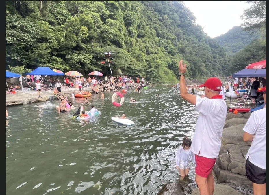 夏日炎炎，前往湖河戲水，須注意安全。（圖/新北消防局提供）