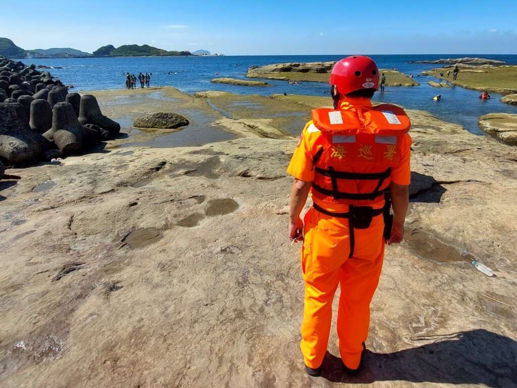 新北市政府觀光旅遊局聯合警、消及海巡同仁組成水域安全巡查小組。（圖/新北市政府觀光旅遊局提供）