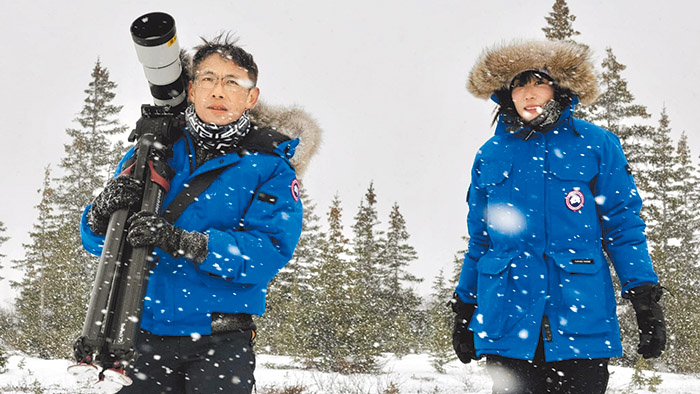 舒夢蘭和攝影師，在風雪中拍攝，每一秒都在搏鬥。