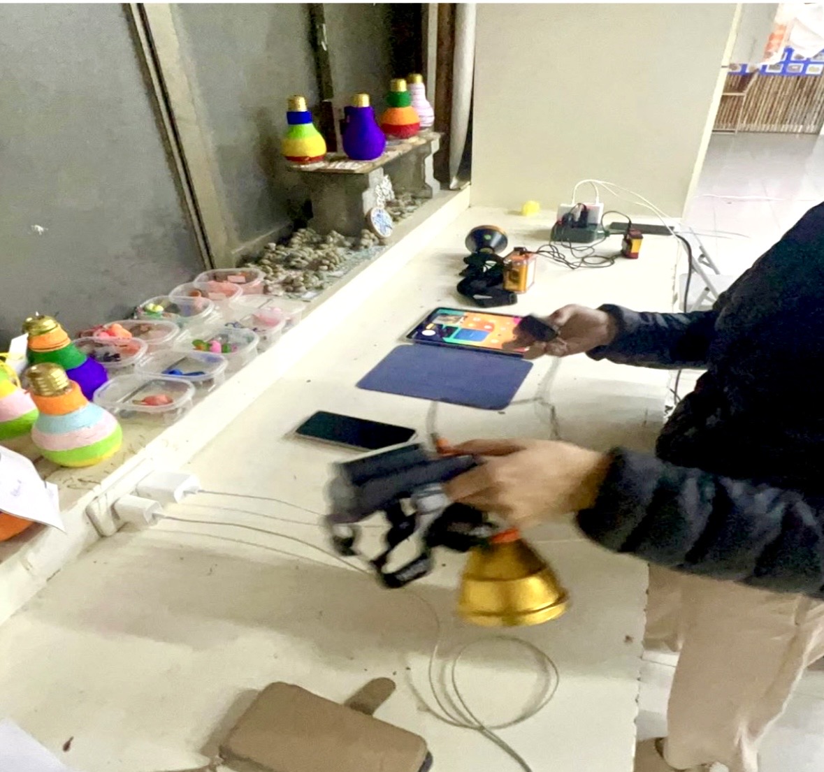 社區停電，教會可以成為充電地方。(受訪者提供)