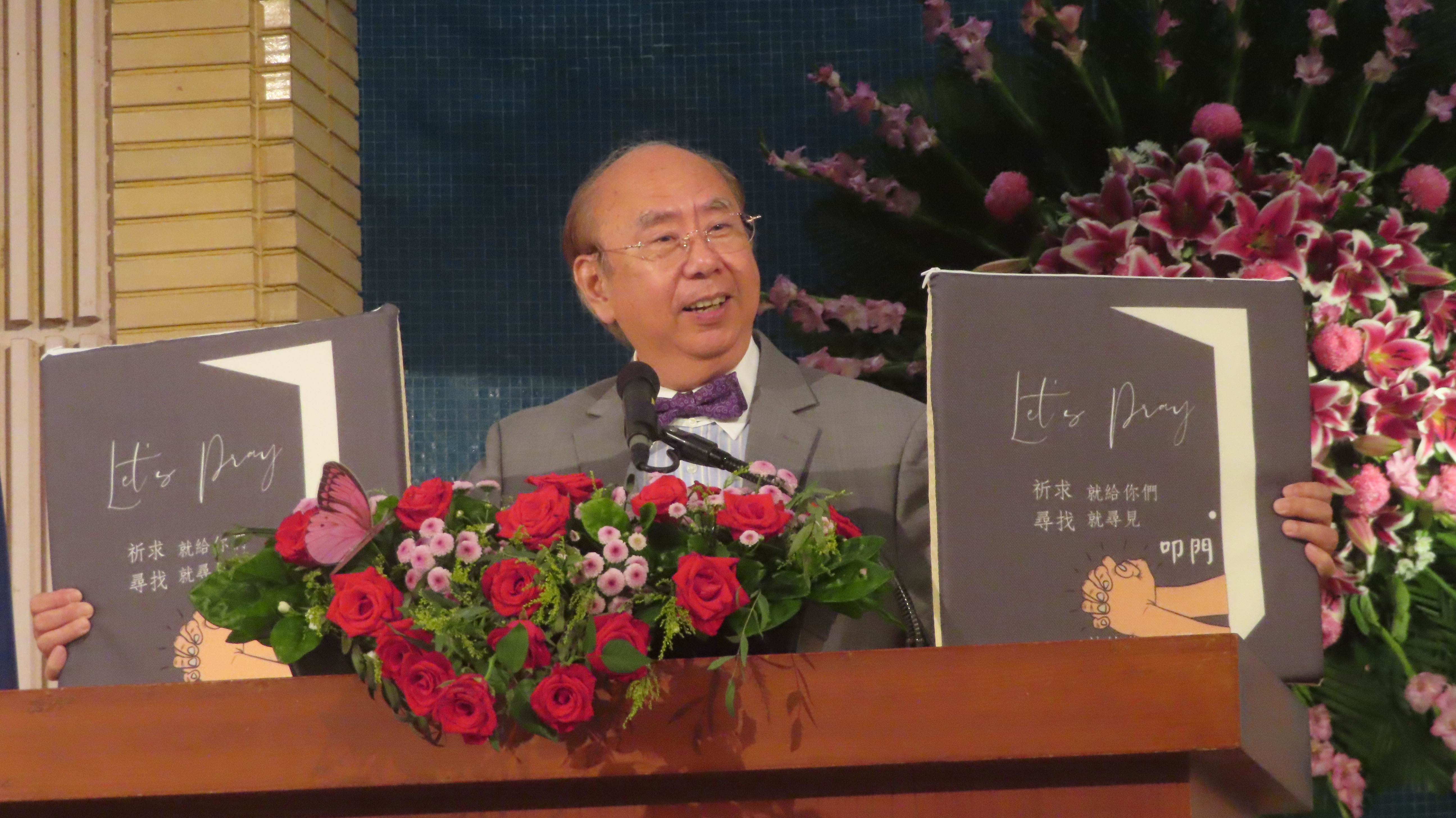 吳榮滁牧師拿出禱告墊。（圖/梁敬彥攝影）