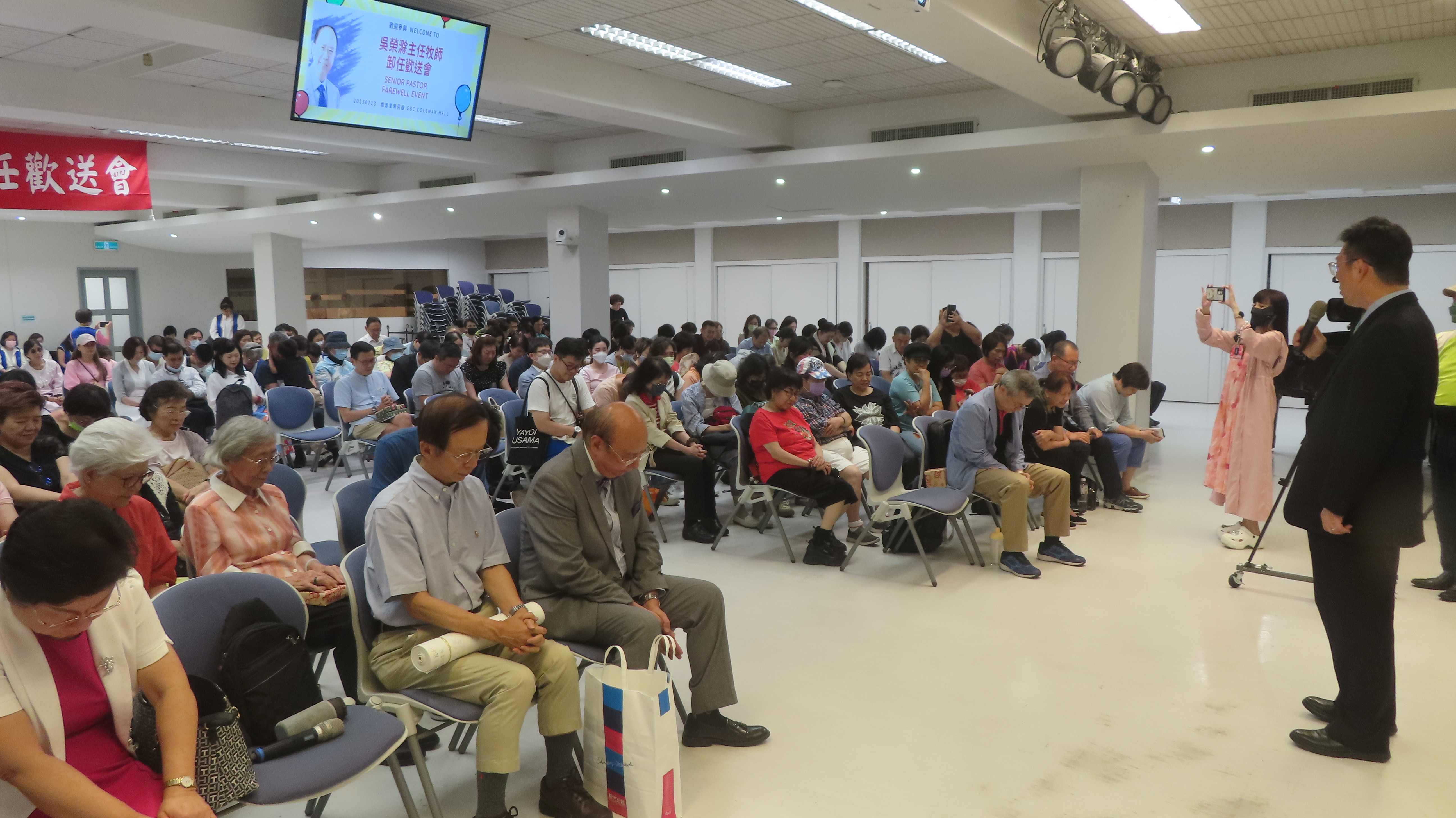 新任主任牧師吳存仁為卸任主任牧師吳榮滁祝禱。（圖/梁敬彥攝影）