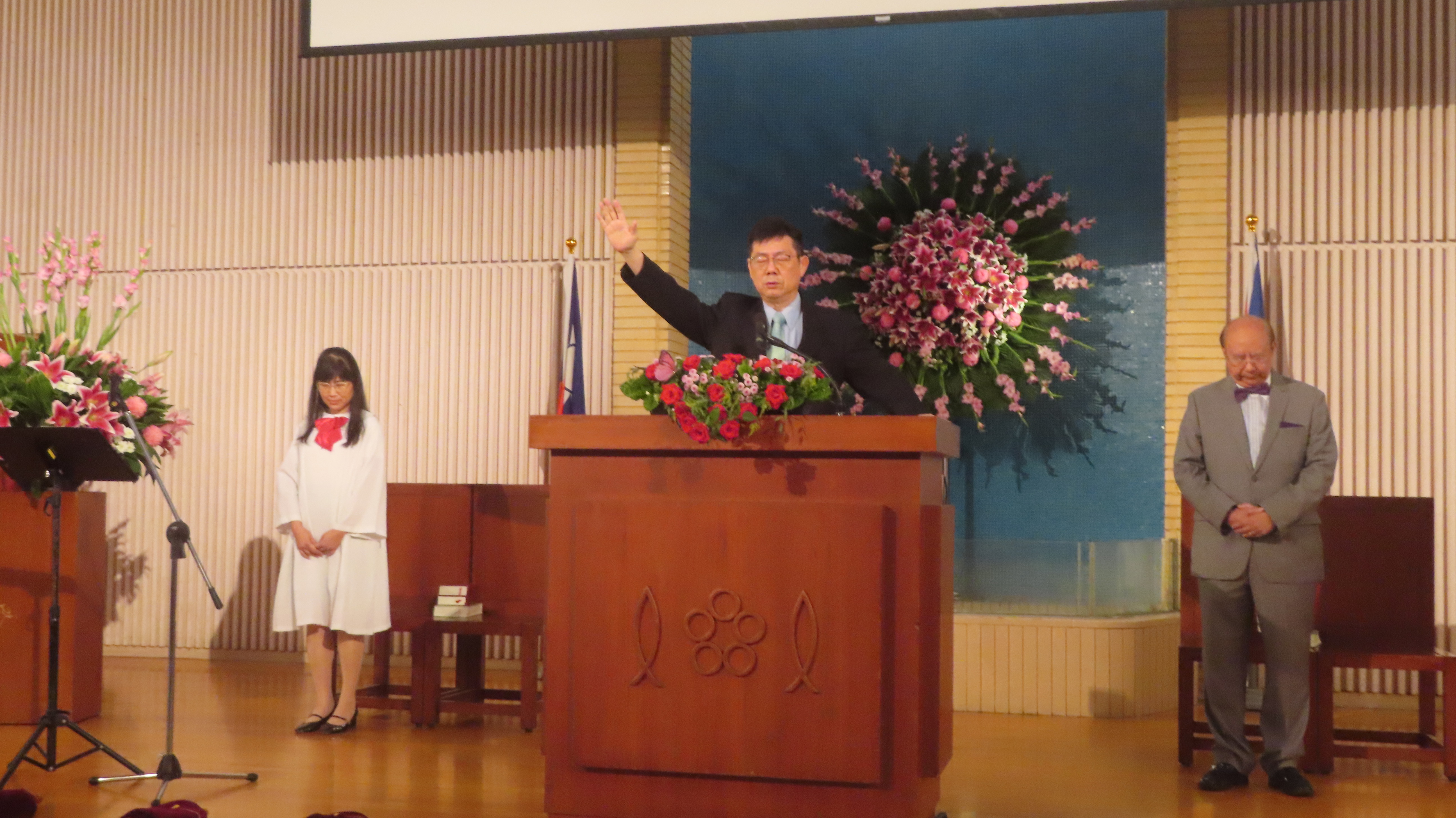 吳存仁牧師祝禱。（圖/梁敬彥攝影）