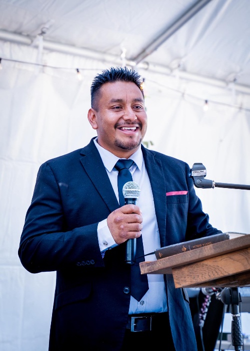 莫里利奧．安布羅西奧牧師被遣返回瓜地馬拉，與留在美國的妻子和五名子女分離。（圖／翻攝自FB@Ashley Ambrocio）