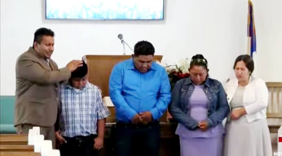 安布羅西奧牧師為信徒按頭禱告。（圖／翻攝自FB@Prensa Digital）