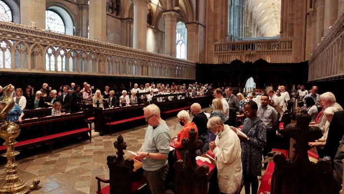 現代基督徒在教堂內參加崇拜。（圖／翻攝自X@CburyCathedral）