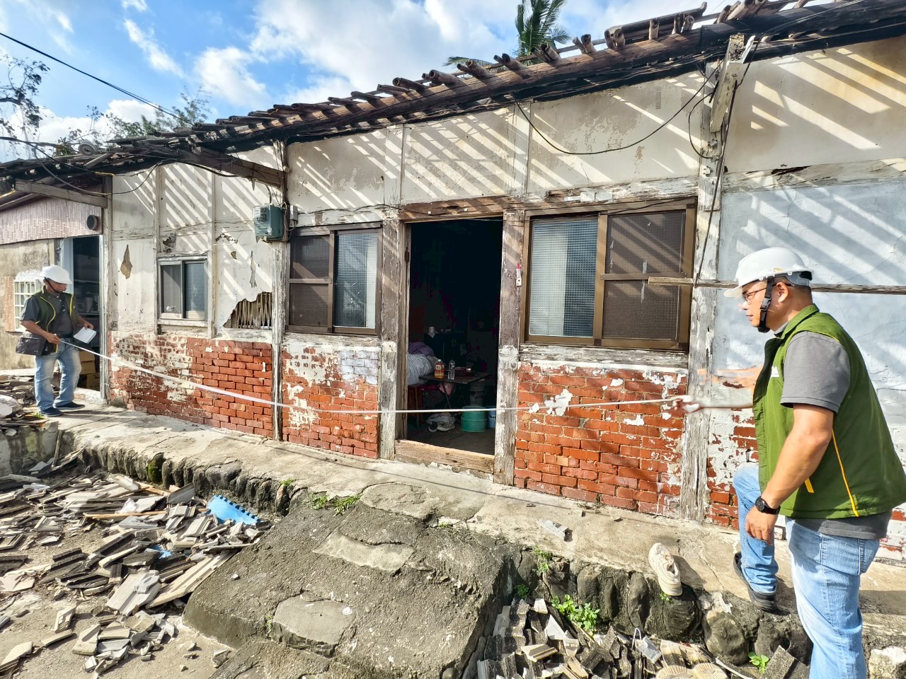 修繕團隊進行量測，評估重心以協助家庭恢復居住安全與生活功能為優先。(芥菜種會提供)