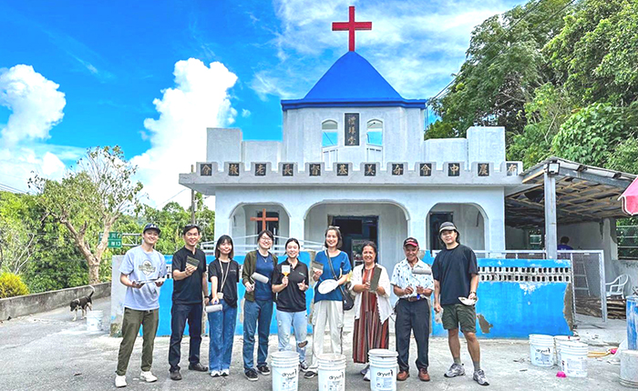 建商團隊和弟兄姊妹一起打造出藍白相間的淨零教堂。（受訪者提供）