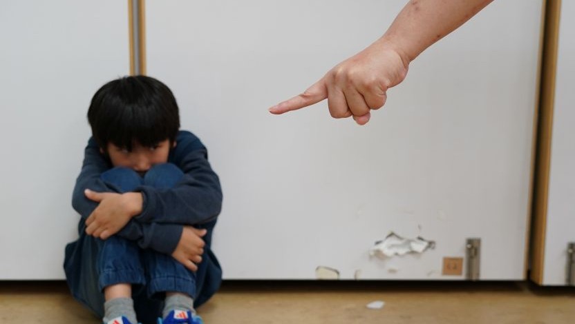 情境照-家扶調查發現，若家長在兒時曾遭受精神不當對待，在教養子女有此疑慮者亦較高。（圖/家扶基金會提供）