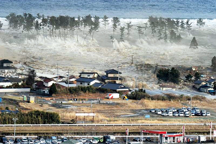 日本311地震造成的海嘯，吞沒沿岸城鎮。 圖片來源：https://news.tvbs.com.tw/world/1475862