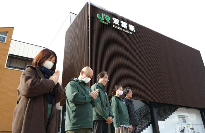 日本福島縣紀念311東日本大地震14週年，民眾在蠟燭上寫下祝福，並在重建的JR雙葉站前集體默哀一分鐘，為遇難者祈禱。 圖片來源：https://www.epochtimes.com/b5/25/3/12/n14456315.htm