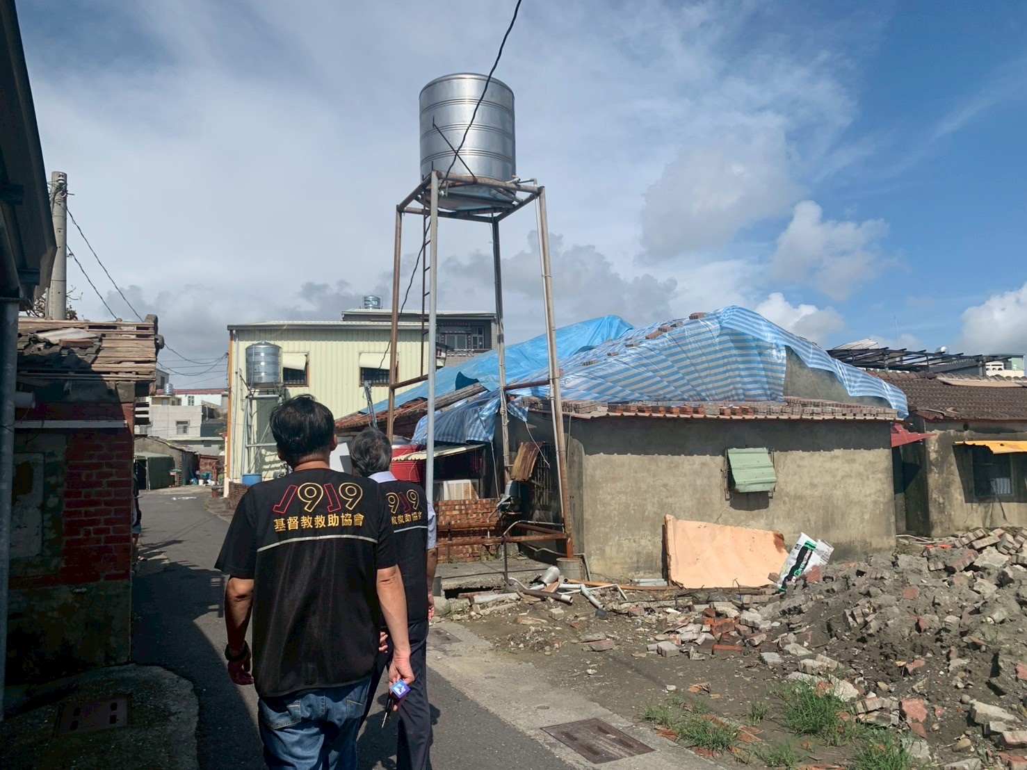 災後里民紛紛以防水帆布應急修補房屋，避免後續雷雨再度入侵。(救助協會提供)