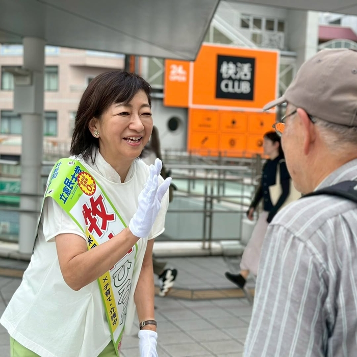 牧山弘惠在競選期間與民眾親切互動。（翻攝自IG@makiyamahiroe）