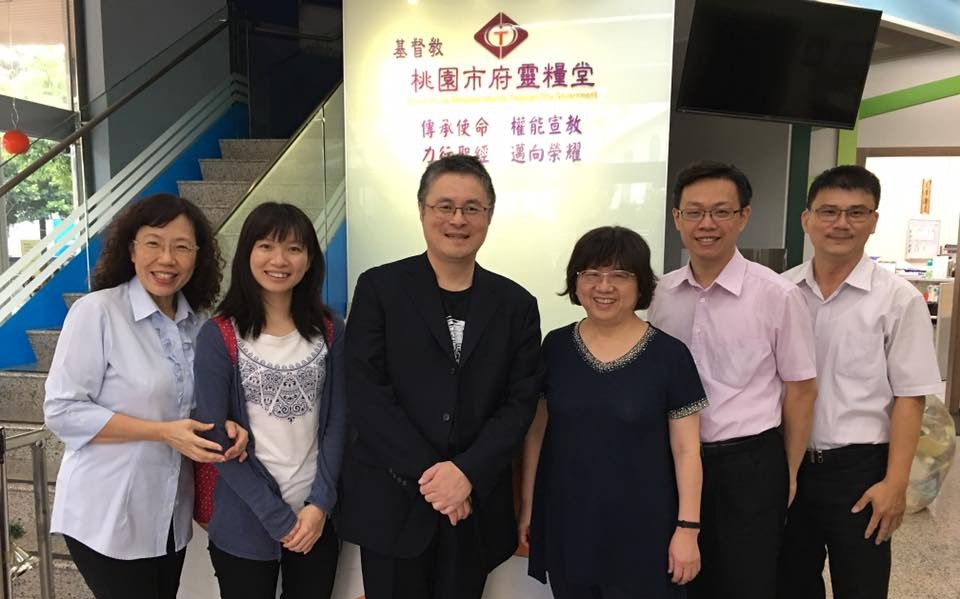 韓慧慧牧師（右三，教會提供）