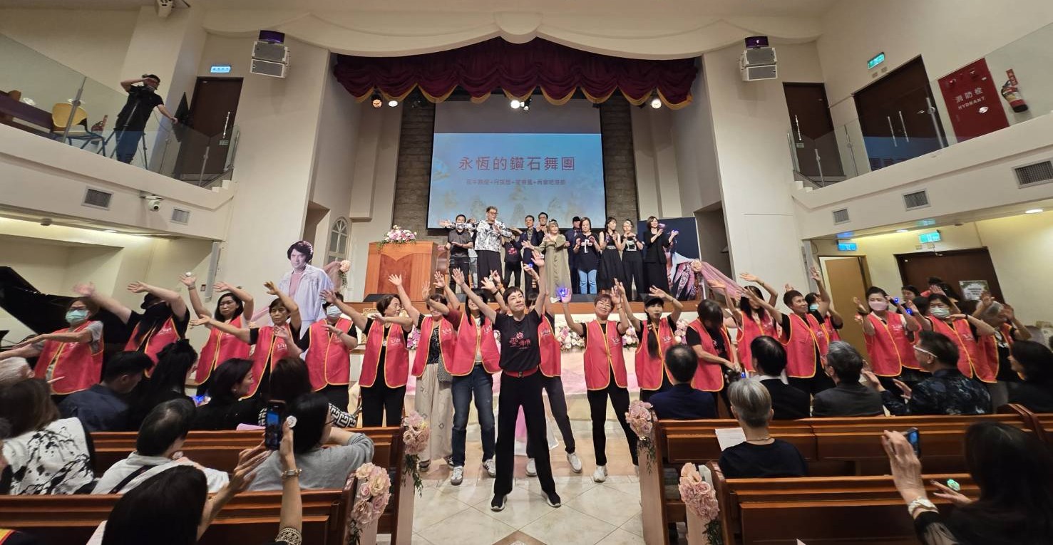 台灣優質生命協會藝人和志工組成聯合詩班，獻唱台語組曲獻給天上的林沖。（圖/梁敬彥攝影）