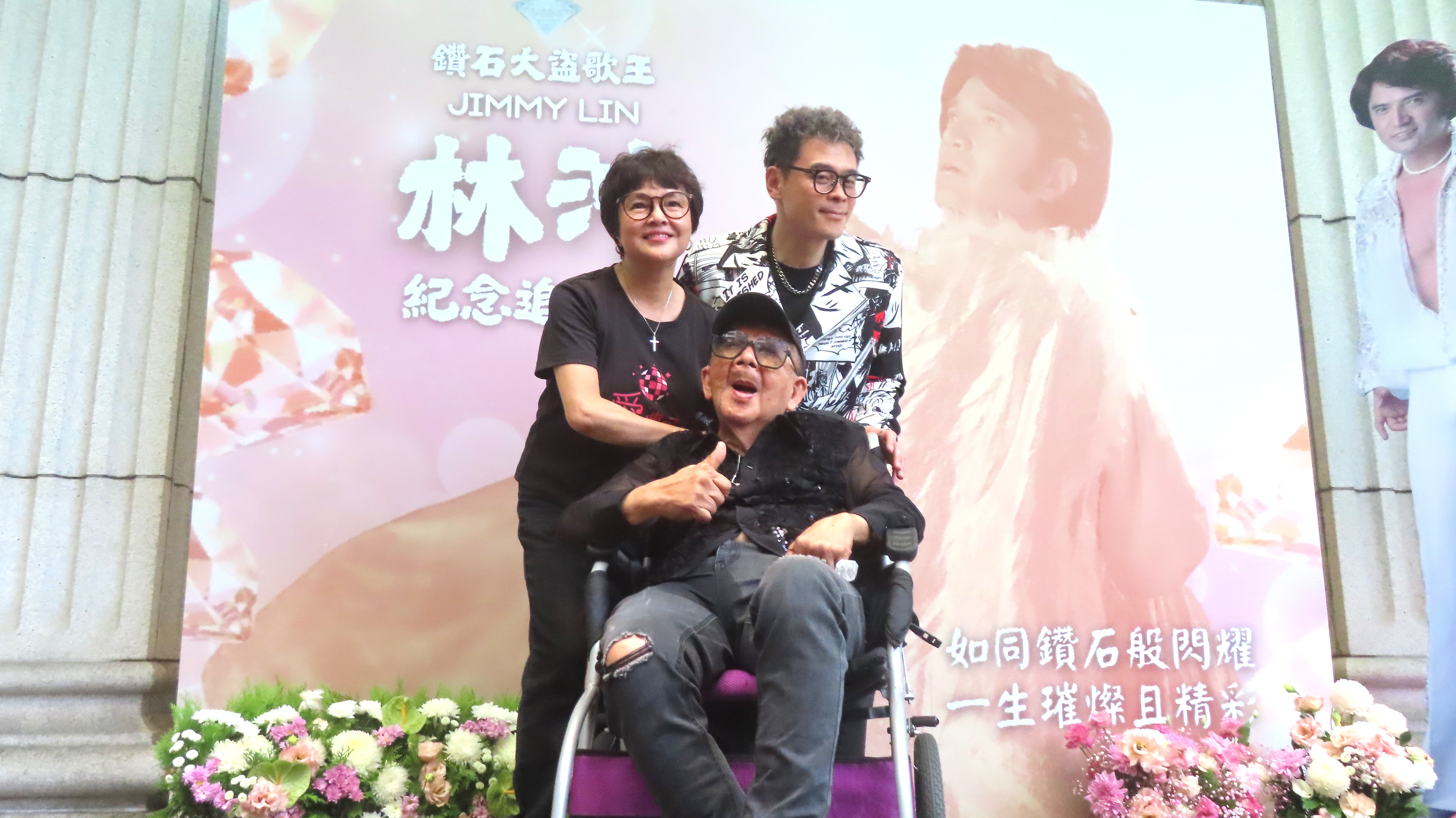 林松義與紀寶如和林凱文合影。（圖/梁敬彥攝影）