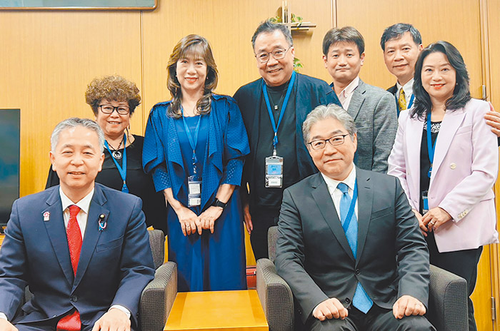基督教論壇報暨亞洲論壇影響力中心鄭忠信執行長 （後排中）、伊藤嘉子牧師（後排左二）與現任日本參議院議員金子道仁牧師（前排左）、東京21世紀教會增山浩史主任牧師（前排右）合影。（圖／Tim.c提供）