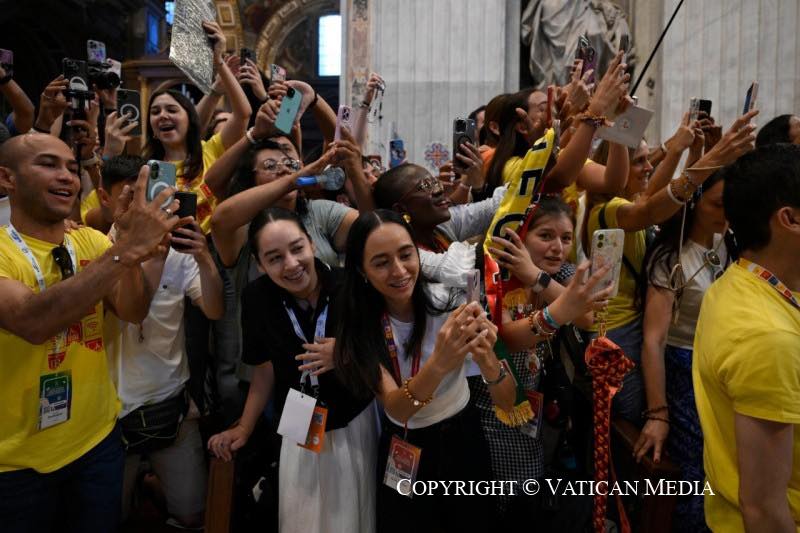 網紅們競相拍攝教宗身影。（圖／Vatican Media）