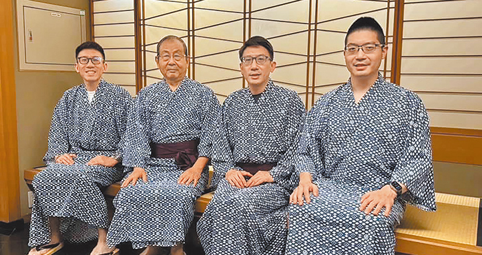 卓良珍醫師（左二）和三個醫師兒子。（受訪者提供）