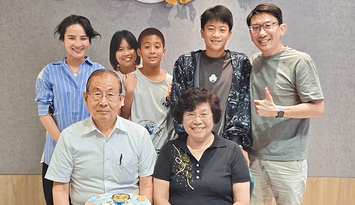 卓以平醫師夫妻及三個子女與父親（卓良珍醫師）和母親合影。