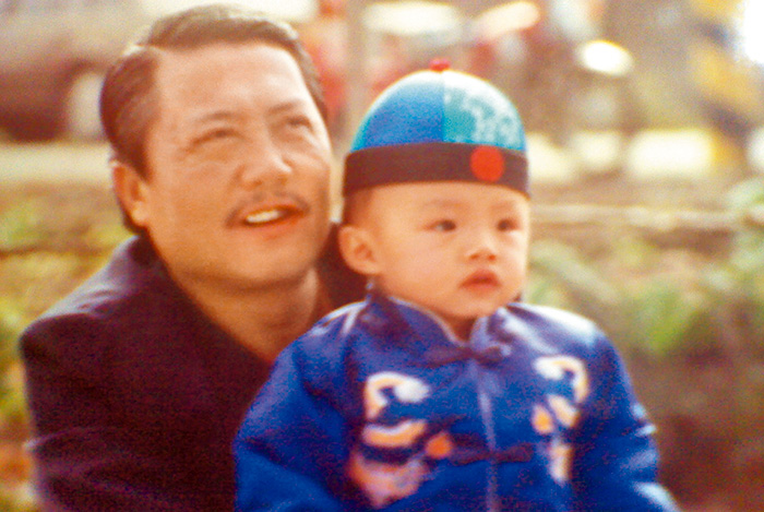 李宗勳的父親（左）疼愛長孫。（圖／受訪者提供）