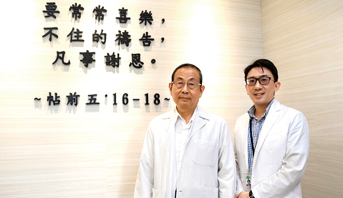 卓良珍醫師和兒子卓以平醫師，父子在卓大夫診所合影。
