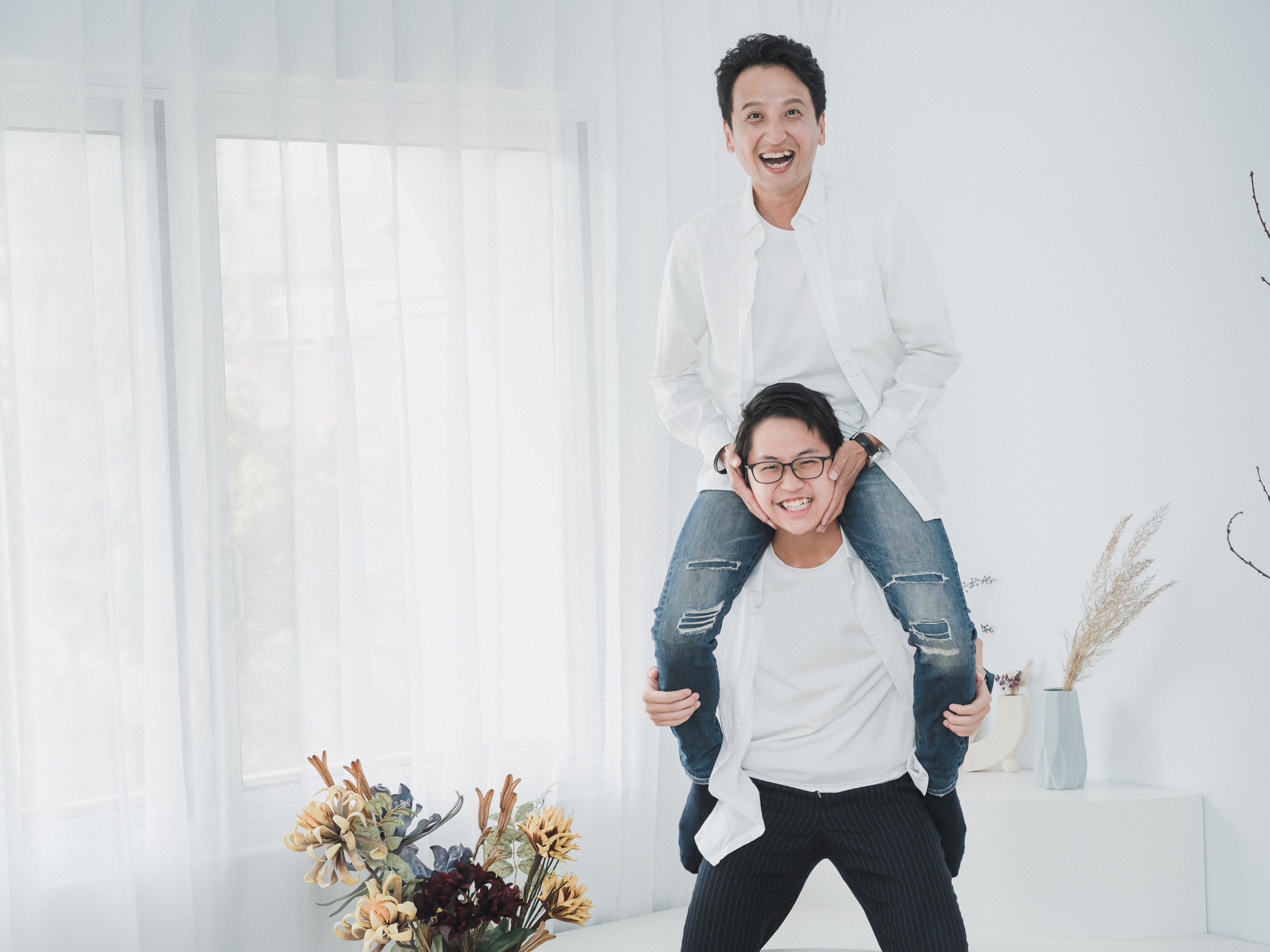孩子背爸爸。