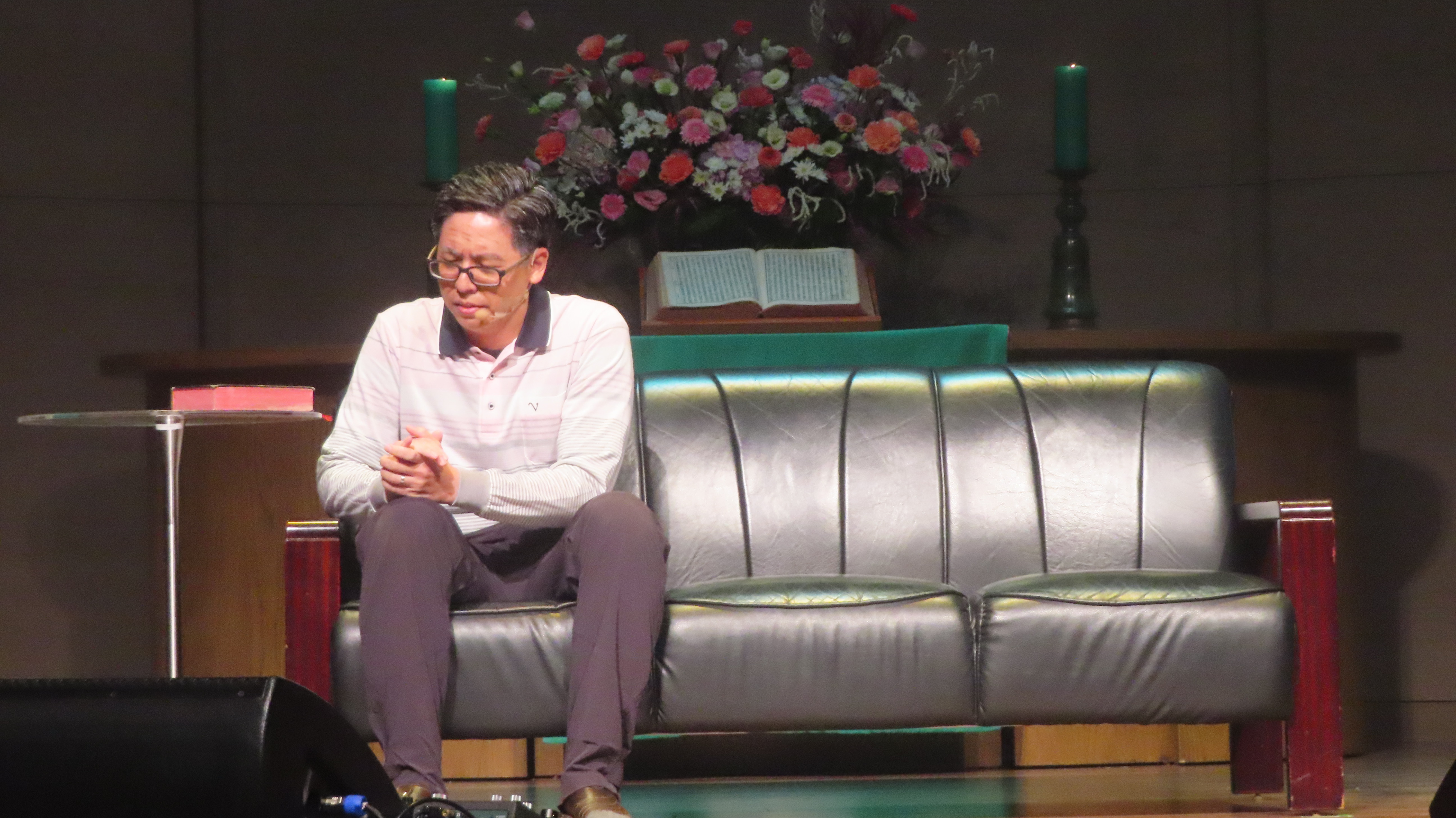 「爸！你是什麼時候開始當爸爸的？」戲劇中，為兒子禱告的老父親。（圖/梁敬彥攝影）