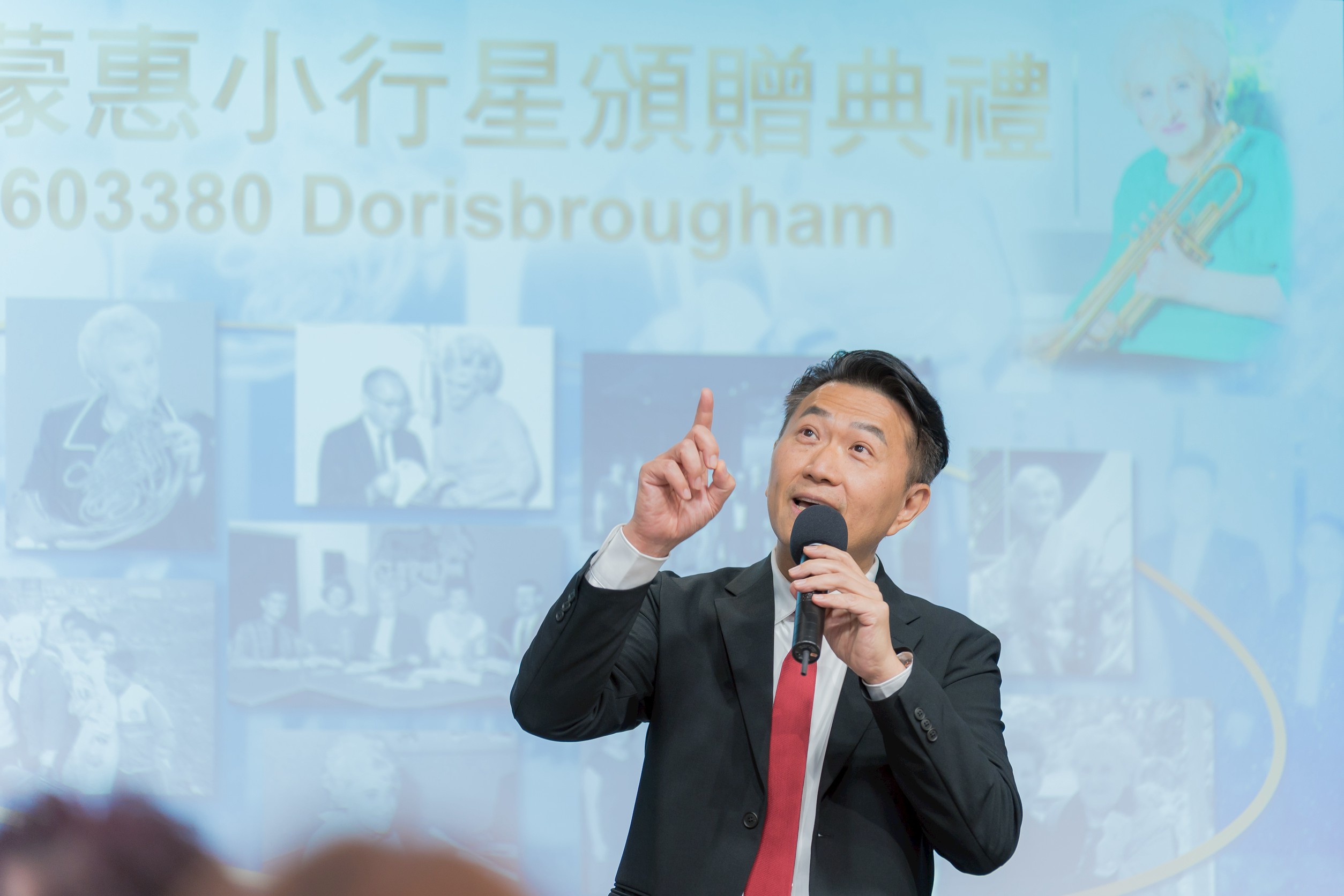 空英執行長謝光哲指著天上喊Doris相信她必在天上看著我們。(救傳提供)