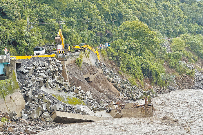 山區道路因西南氣流帶來的延時強降雨中斷，工程單位爭取時間搶通。（圖／高雄市政府提供）