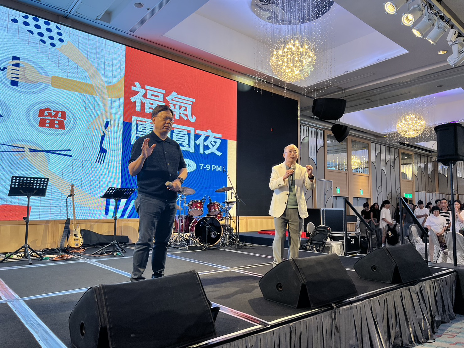 左為香港林以諾牧師，右為福氣教會楊錫儒主任牧師，帶領會眾為城市代求。/(圖 潘怡心攝影)