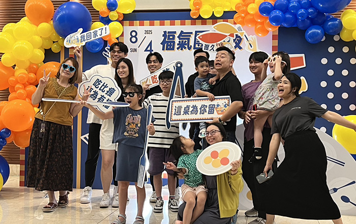 現場拍照人潮絡繹不絕，想要抓緊時間與同桌家人留下紀念。/(圖 潘怡心攝影)