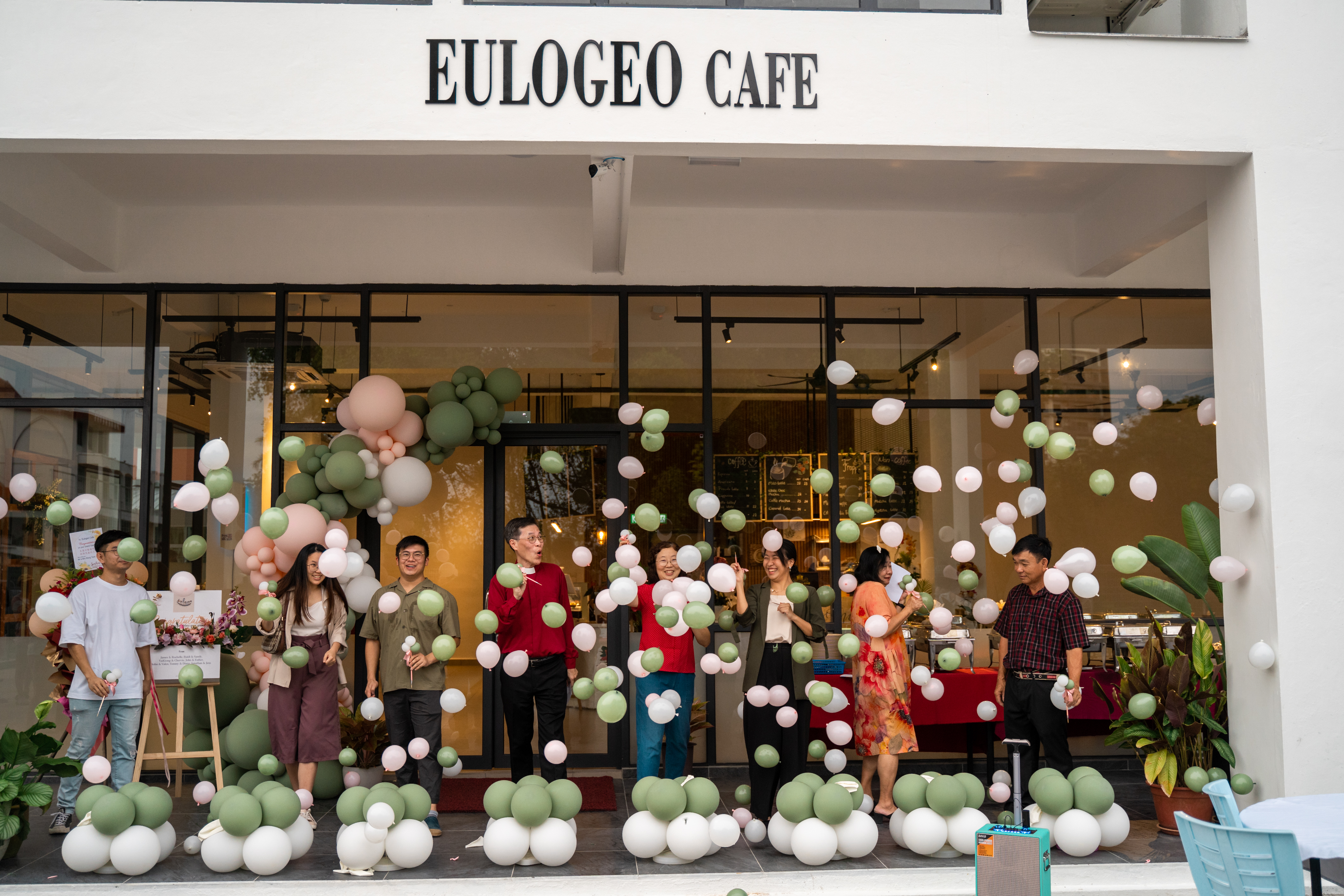 許光福會督出席（左起四）Eulogeo Cafe開幕剪彩儀式，右三爲黃曉薇