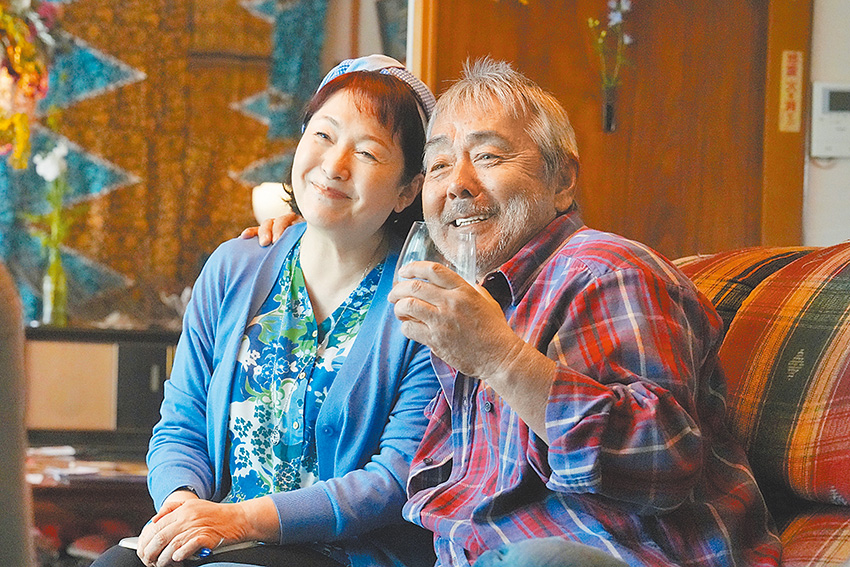 樂觀的哲太被診斷出失智症，回家還要和老婆兒子喝酒慶祝。（劇照提供：采昌國際）