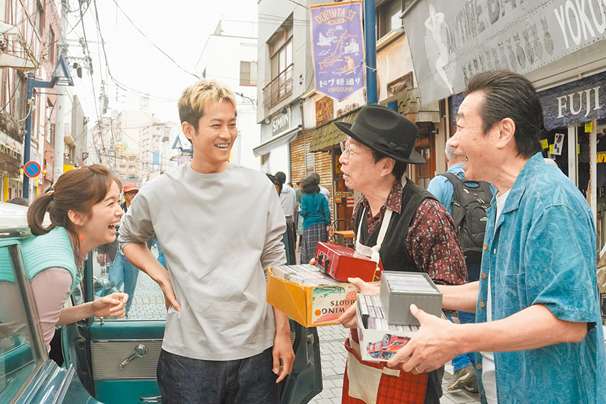 雄太邀請父親商店街的老朋友，一起完成父親上台演唱的心願。（劇照提供：采昌國際）