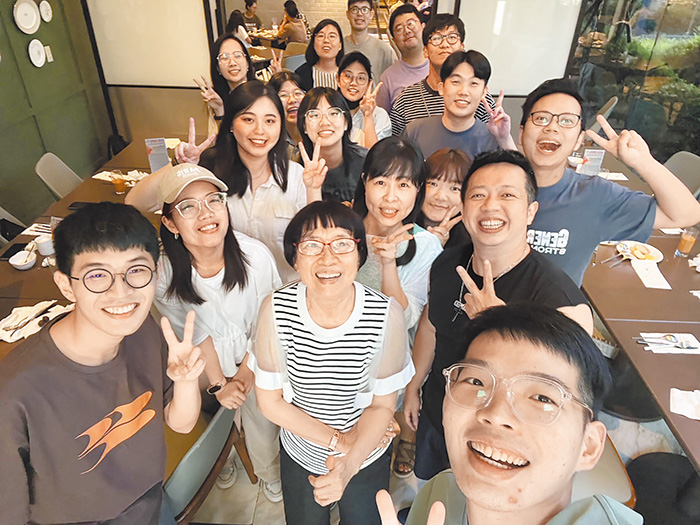 蕭伊吟區牧和教會青年合影。（圖／受訪者提供）
