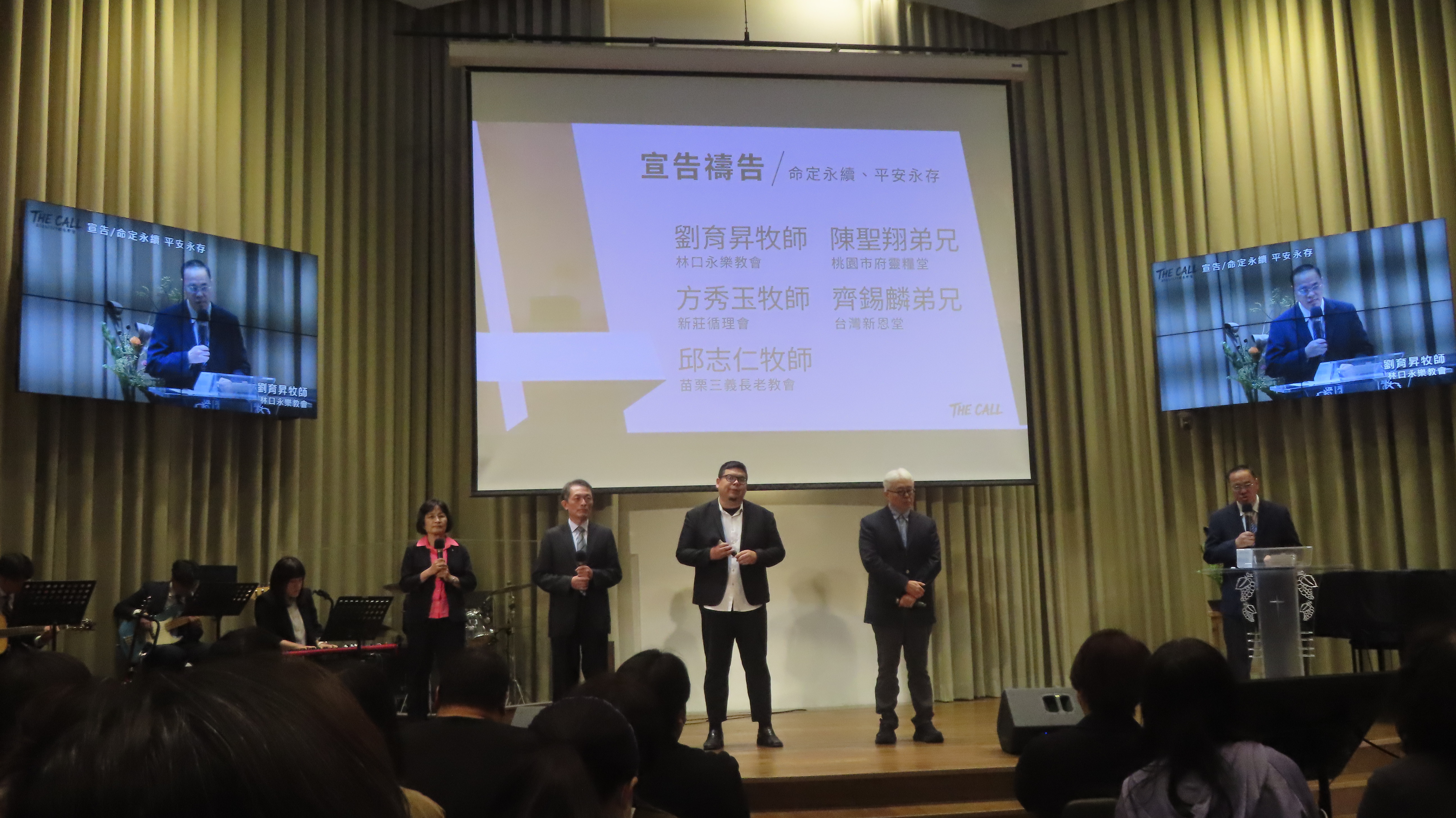 從左至右，方秀玉牧師，邱志仁牧師，陳聖翔弟兄，齊錫麟弟兄和劉永昇牧師帶領禱告。（圖/梁敬彥攝影）