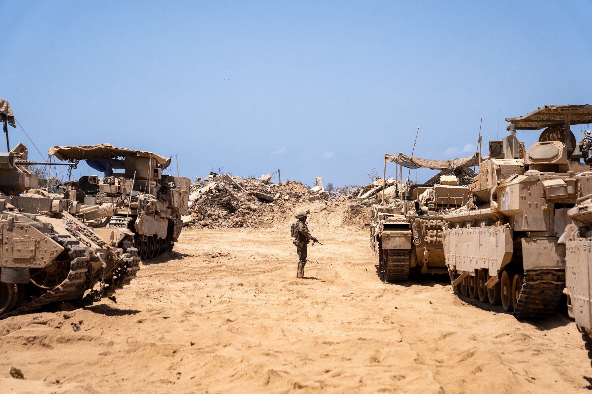 2025年7月30日，一名在加薩北部進行軍事行動的以色列國防軍士兵與停靠在旁的裝甲車。（照片來源：Emanuel Fabian/Times of Israel）
