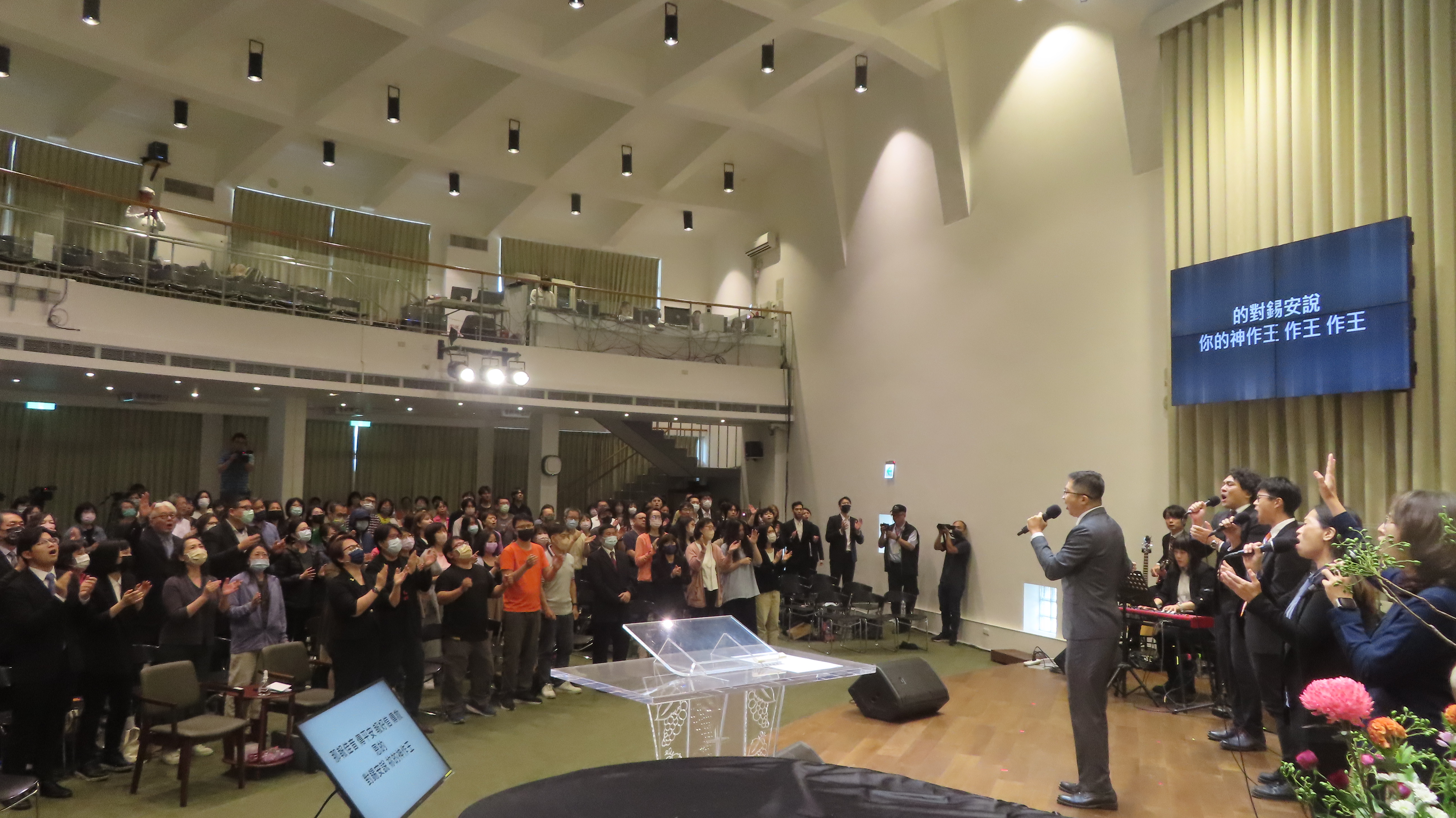 年輕信徒帶領全場敬拜攢美。（圖/梁敬彥攝影）